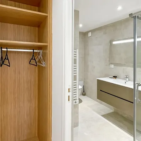 Luxurious 3-bedroom In Heart Of شقة *