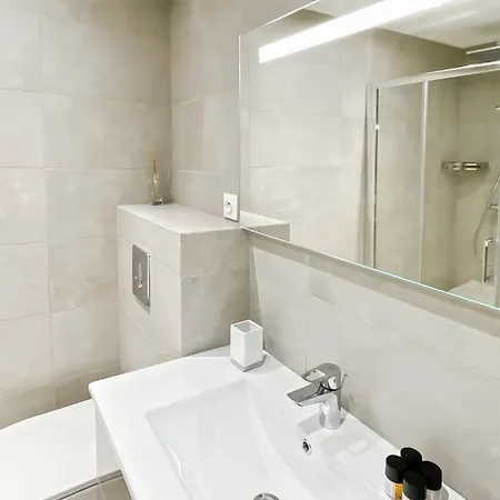 Luxurious 3-bedroom In Heart Of شقة
