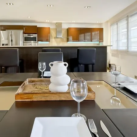 Luxurious 3-bedroom In Heart Of شقة