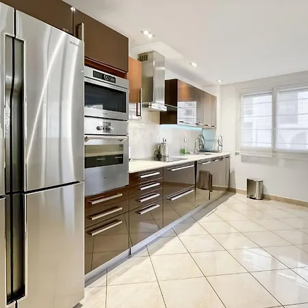 Luxurious 3-bedroom In Heart Of